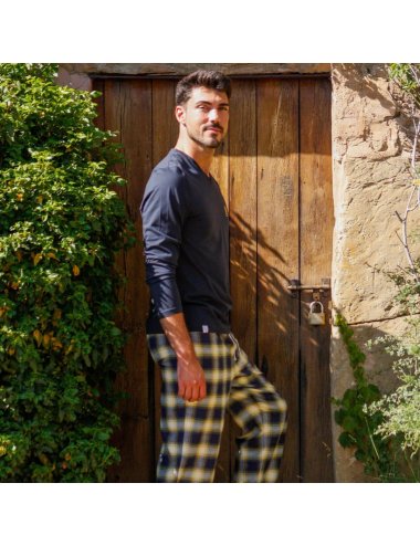 Pijama largo de hombre con camiseta azul marino y pantalón de franela de cuadros grandes en amarillo y azul - Pijama combinado P