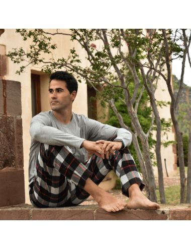 Pijama largo de hombre con camiseta gris y pantalón de franela con cuadros en blanco y negro - Pijama combinado Hug
