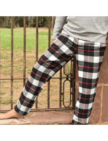 Pijama largo de hombre con camiseta gris y pantalón de franela con cuadros en blanco y negro - Pijama combinado Hug Pijama largo de hombre con camiseta gris y pantalón de franela con cuadros en blanco y negro - Pijama combinado Hug