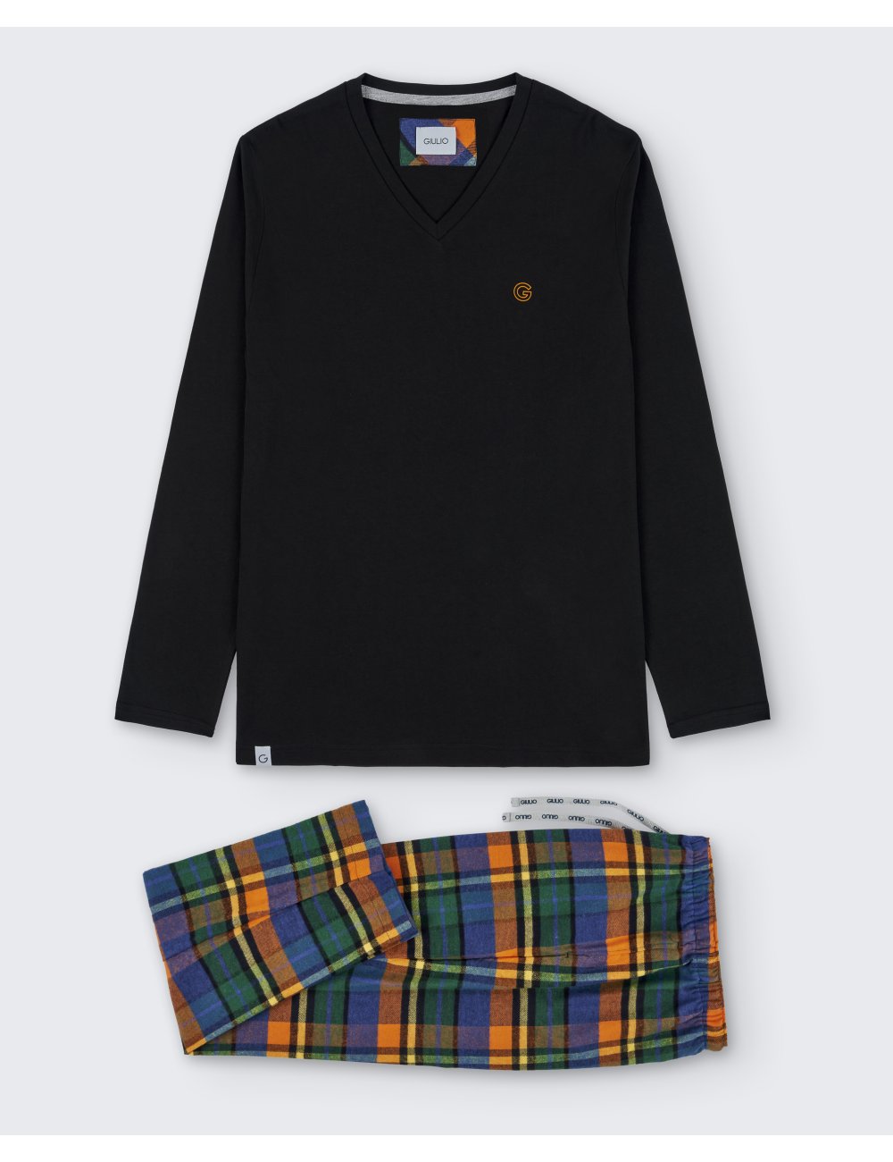 Pijama largo de hombre con camiseta negra y pantalón de franela con cuadros multicolor - Pijama combinado Ian Pijama largo de hombre con camiseta negra y pantalón de franela con cuadros multicolor - Pijama combinado Ian