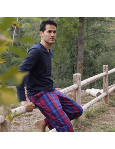 Pijama largo de hombre con camiseta azul marino y pantalón a la plana de cuadros grandes azul y rojo - Pijama combinado Baikal