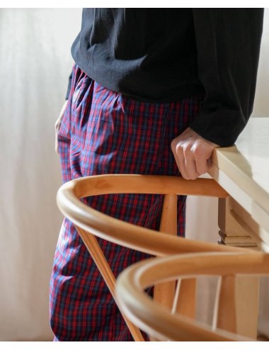 Pijama largo de hombre con camiseta negra y pantalón a la plana de cuadros en azul y rojo - Pijama combinado Anet