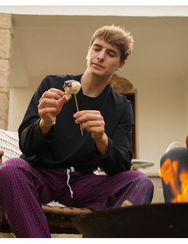 Pijama largo de hombre con camiseta negra y pantalón a la plana de cuadros en azul y rojo - Pijama combinado Anet