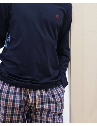 Pijama largo de hombre con camiseta azul marino y pantalón a la plana de cuadros en azul y rojo - Pijama combinado Bruc