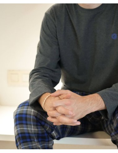 Pijama largo de hombre con camiseta gris oscuro y pantalón de franela de cuadros azules y grises - Pijama combinado Aude