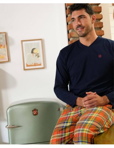 Pijama largo de hombre con camiseta azul oscuro y pantalón de franela de cuadros naranja y amarillo - Pijama combinado Batet
