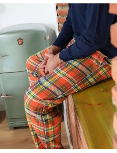 Pijama largo de hombre con camiseta azul oscuro y pantalón de franela de cuadros naranja y amarillo - Pijama combinado Batet